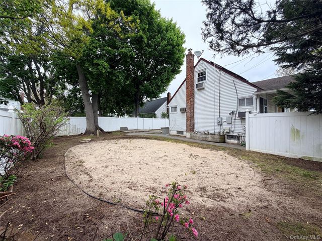 304 27th Street, Lindenhurst, NY 11757