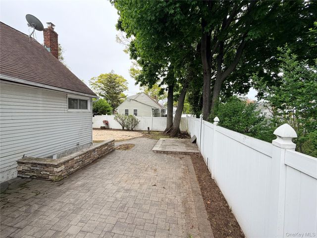 304 27th Street, Lindenhurst, NY 11757