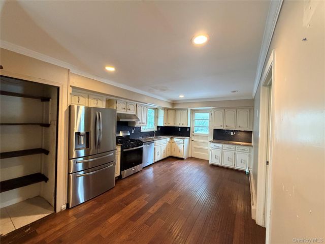 304 27th Street, Lindenhurst, NY 11757