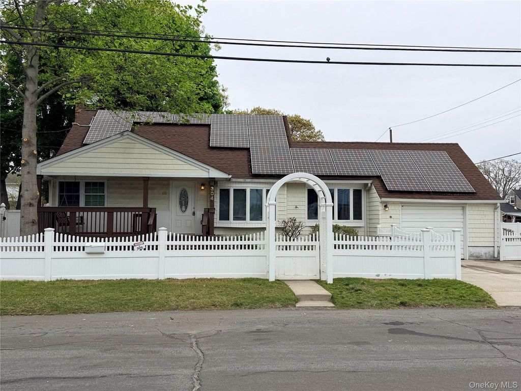 304 27th Street, Lindenhurst, NY 11757