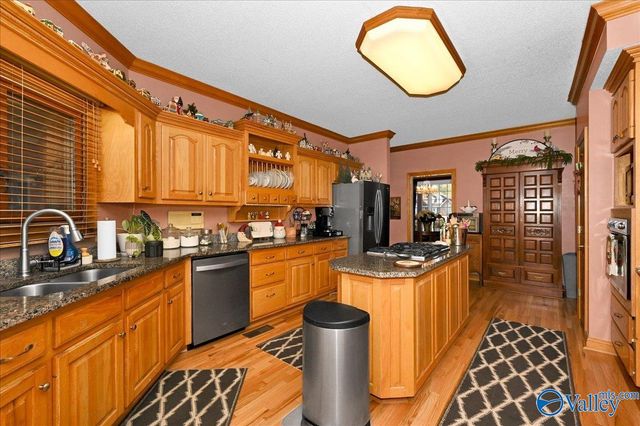 208 Wayward Avenue NW, Hartselle, AL 35640