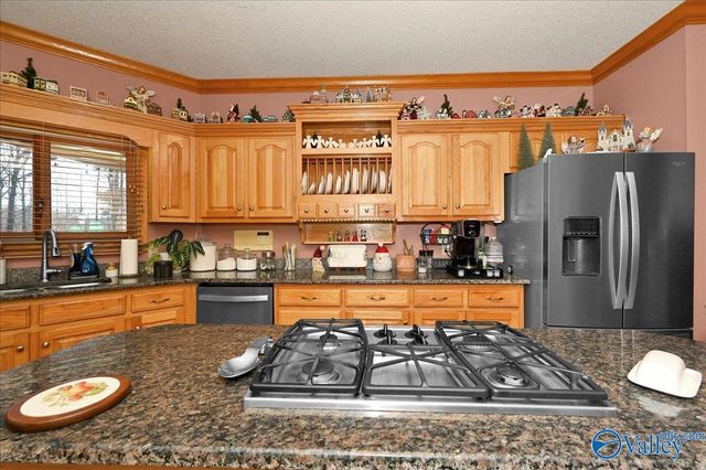 208 Wayward Avenue NW, Hartselle, AL 35640