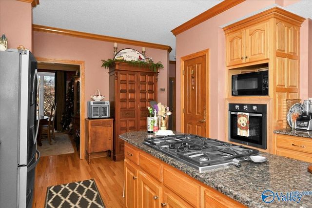 208 Wayward Avenue NW, Hartselle, AL 35640