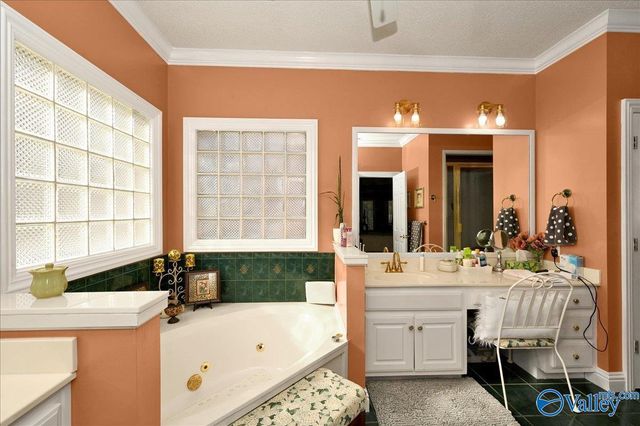 208 Wayward Avenue NW, Hartselle, AL 35640