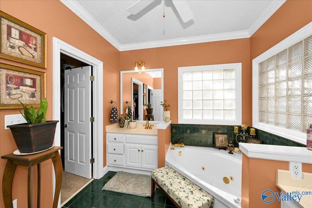 208 Wayward Avenue NW, Hartselle, AL 35640