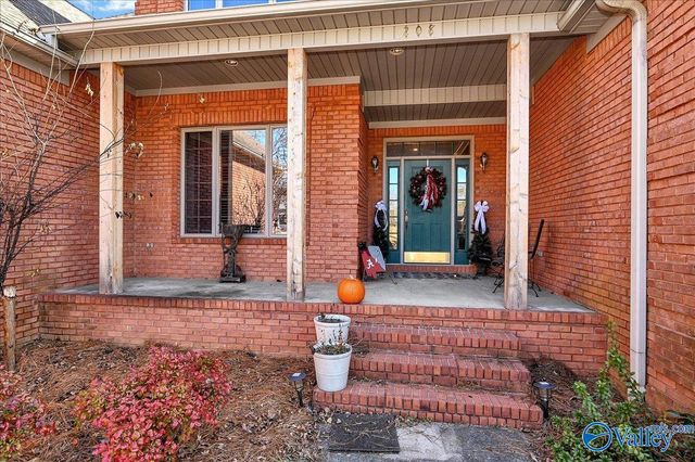 208 Wayward Avenue NW, Hartselle, AL 35640