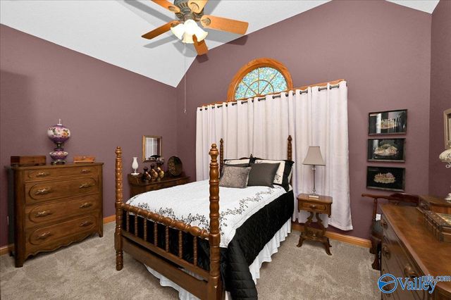 208 Wayward Avenue NW, Hartselle, AL 35640