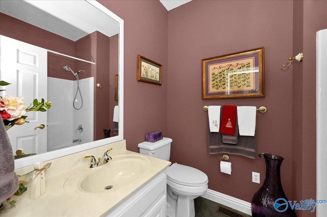 208 Wayward Avenue NW, Hartselle, AL 35640