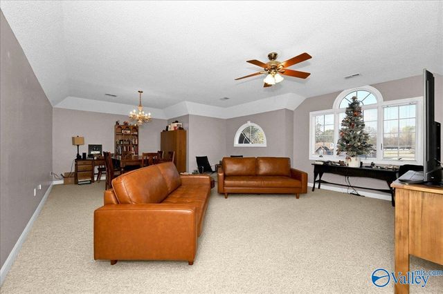 208 Wayward Avenue NW, Hartselle, AL 35640