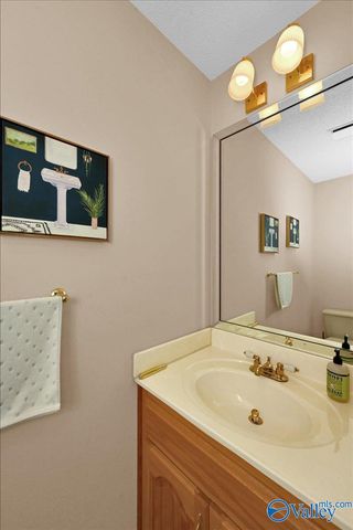 208 Wayward Avenue NW, Hartselle, AL 35640