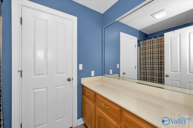 208 Wayward Avenue NW, Hartselle, AL 35640