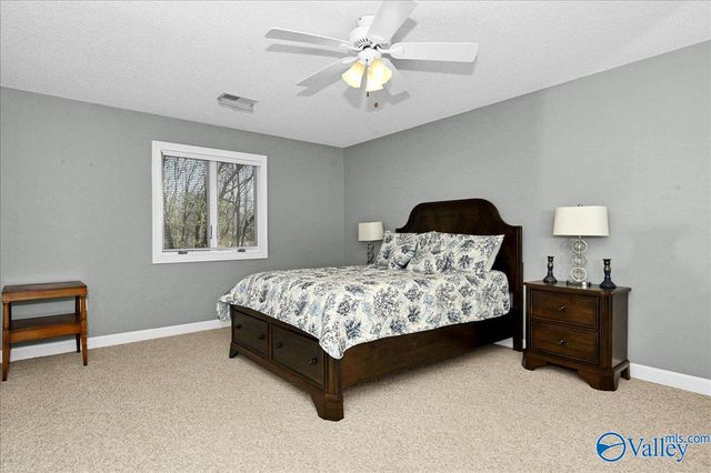 208 Wayward Avenue NW, Hartselle, AL 35640