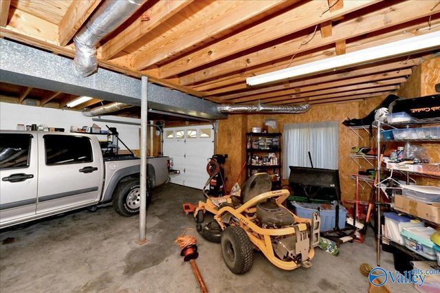 208 Wayward Avenue NW, Hartselle, AL 35640