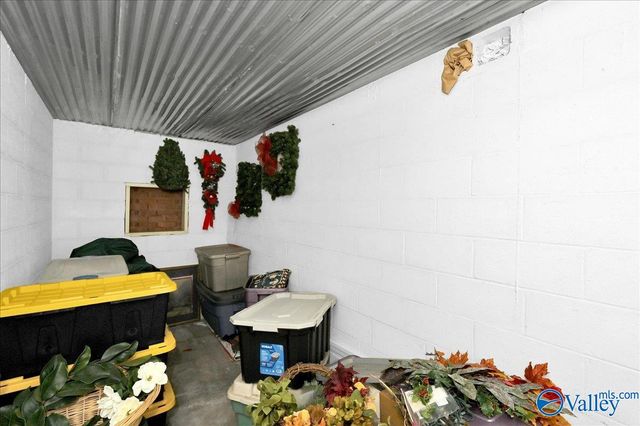 208 Wayward Avenue NW, Hartselle, AL 35640