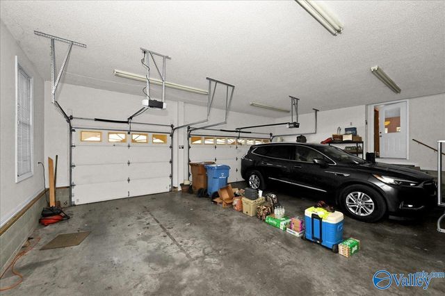 208 Wayward Avenue NW, Hartselle, AL 35640