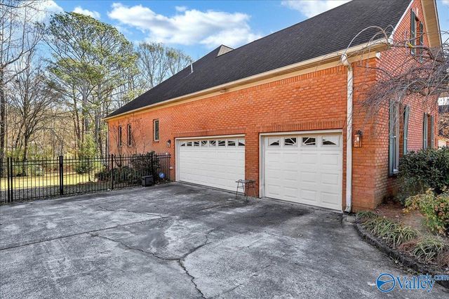 208 Wayward Avenue NW, Hartselle, AL 35640