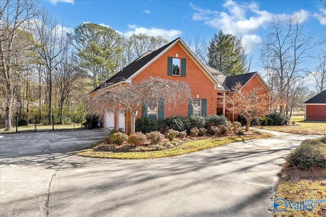 208 Wayward Avenue NW, Hartselle, AL 35640