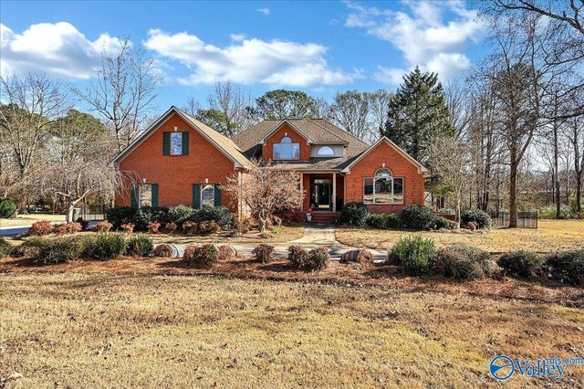 208 Wayward Avenue NW, Hartselle, AL 35640