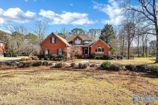 208 Wayward Avenue NW, Hartselle, AL 35640