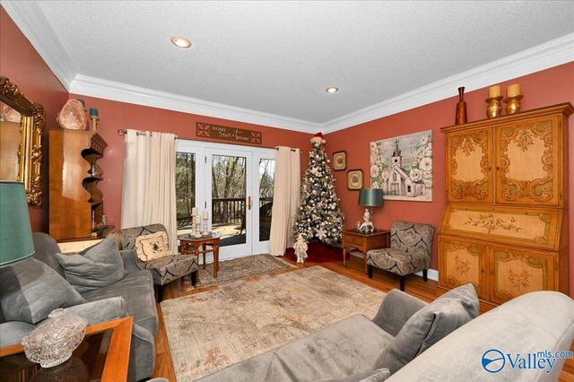 208 Wayward Avenue NW, Hartselle, AL 35640