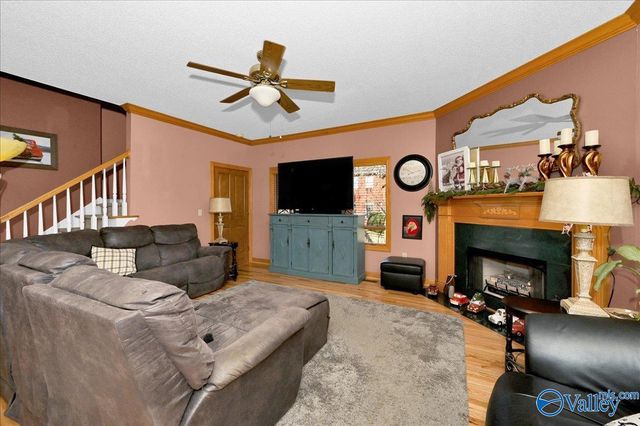 208 Wayward Avenue NW, Hartselle, AL 35640