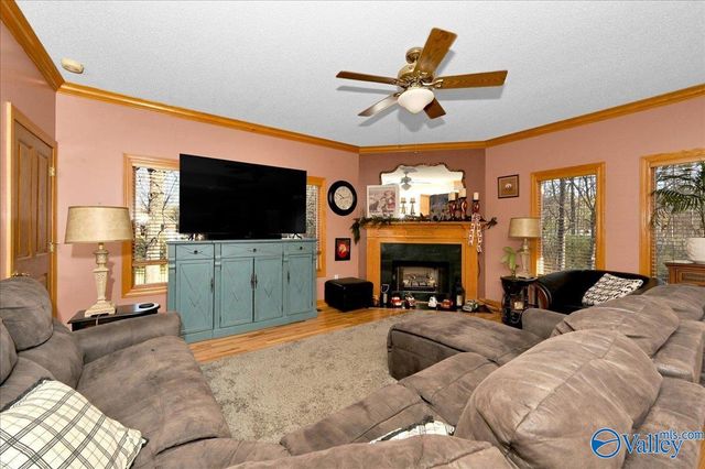 208 Wayward Avenue NW, Hartselle, AL 35640