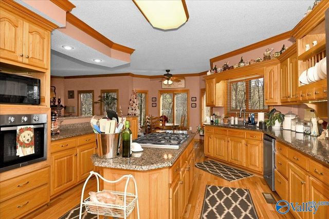 208 Wayward Avenue NW, Hartselle, AL 35640