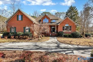 208 Wayward Avenue NW, Hartselle, AL 35640