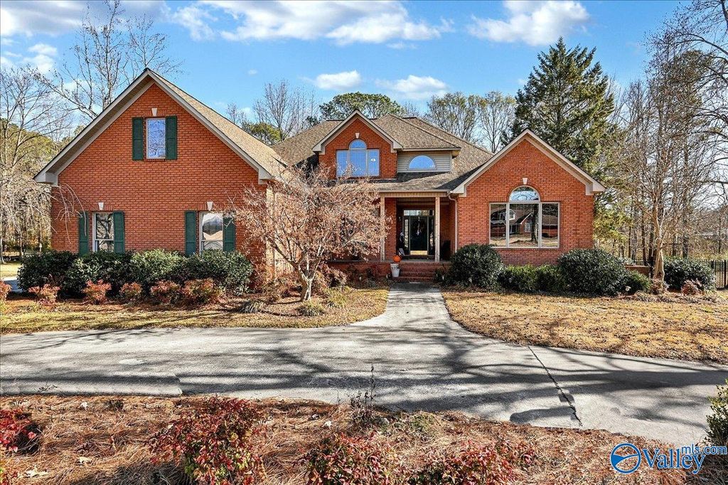 208 Wayward Avenue NW, Hartselle, AL 35640