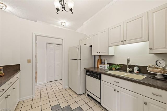 900 Heatherstone Drive, Winston-salem, NC 27104