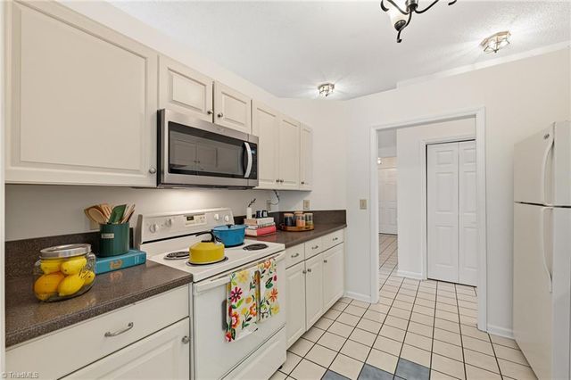 900 Heatherstone Drive, Winston-salem, NC 27104