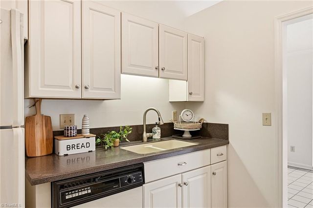 900 Heatherstone Drive, Winston-salem, NC 27104