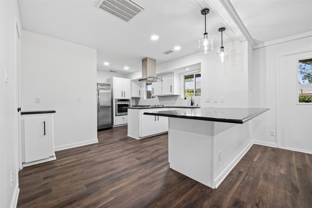 5830 Yarwell Drive, Houston, TX 77096
