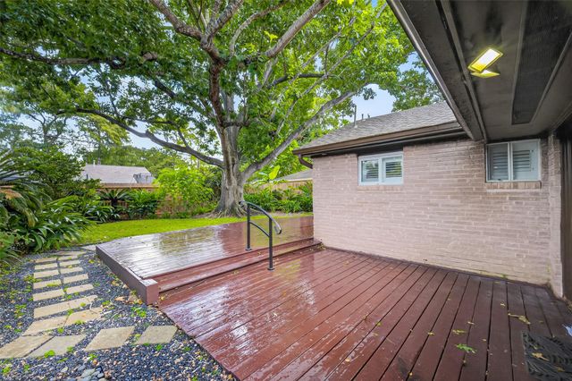 5830 Yarwell Drive, Houston, TX 77096