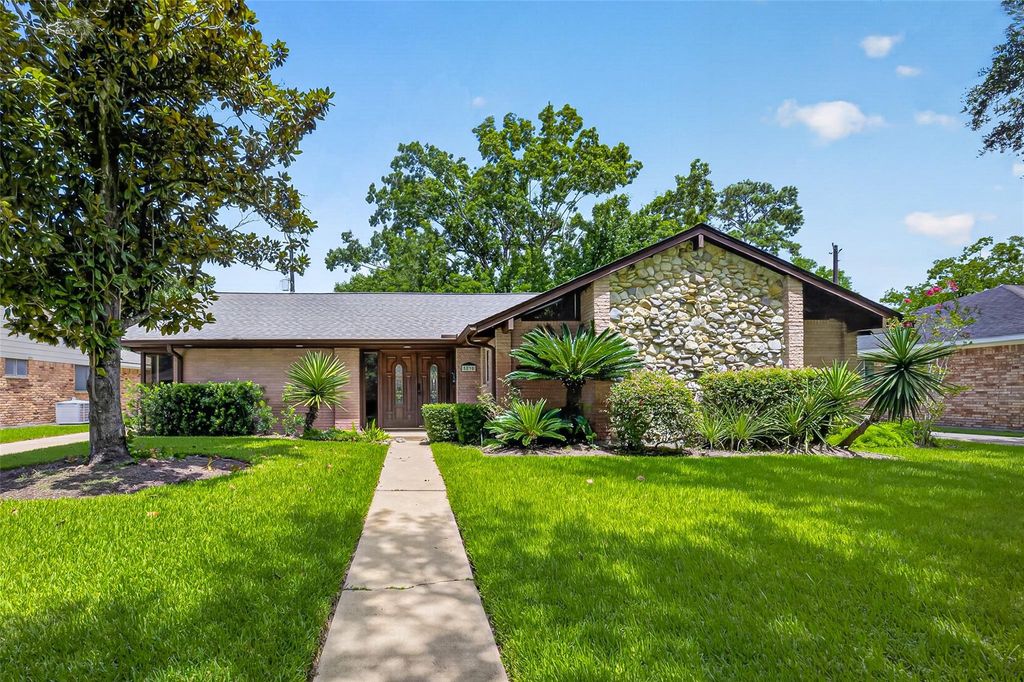 5830 Yarwell Drive, Houston, TX 77096