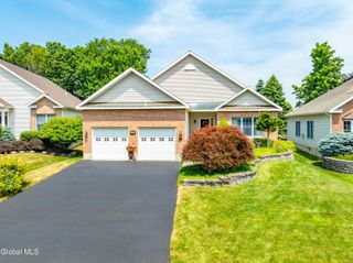 27 Cheshire Way, Colonie, NY 12211