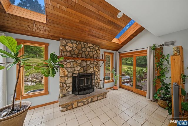 4 Skytop Drive, Denville Township, NJ 07834