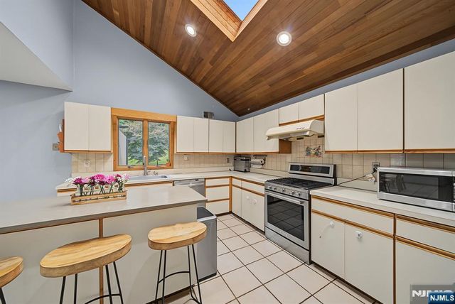 4 Skytop Drive, Denville Township, NJ 07834