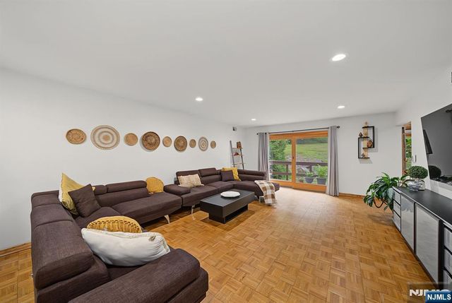 4 Skytop Drive, Denville Township, NJ 07834