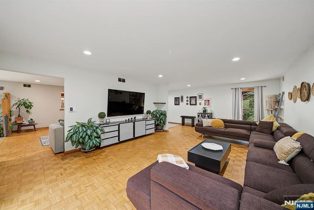 4 Skytop Drive, Denville Township, NJ 07834
