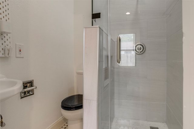 1111 N Winnetka Avenue, Dallas, TX 75208