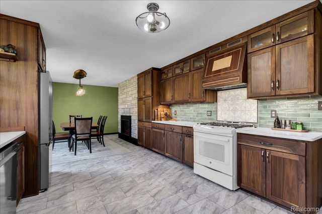 26215 ALLEN Road, Woodhaven, MI 48183