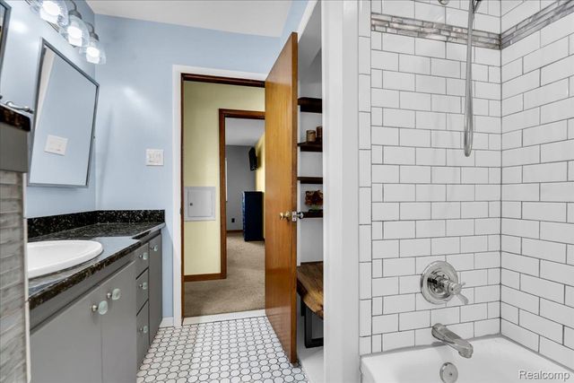 26215 ALLEN Road, Woodhaven, MI 48183