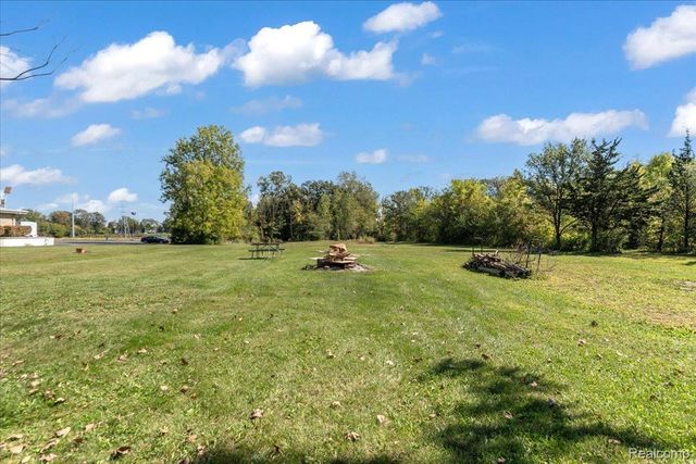 26215 ALLEN Road, Woodhaven, MI 48183