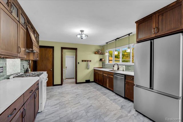 26215 ALLEN Road, Woodhaven, MI 48183