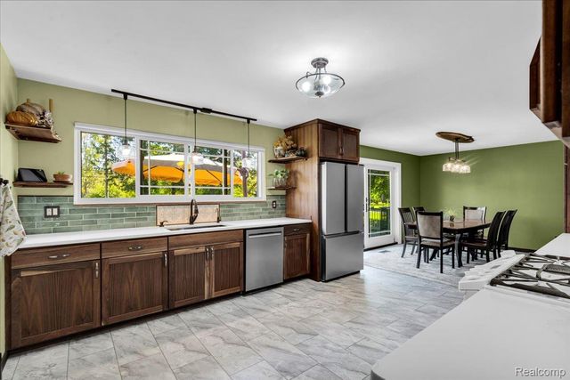 26215 ALLEN Road, Woodhaven, MI 48183