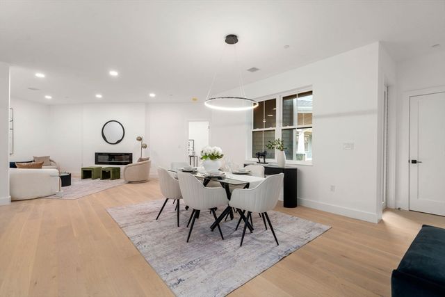 16 Stearns Rd 207, Wellesley, MA 02482