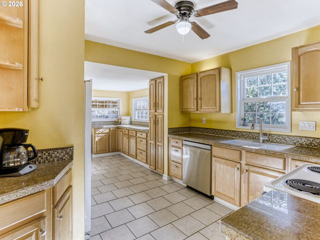 152 Ne 5TH Ave, Canby, OR 97013