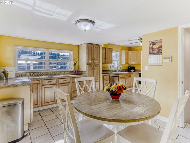 152 Ne 5TH Ave, Canby, OR 97013