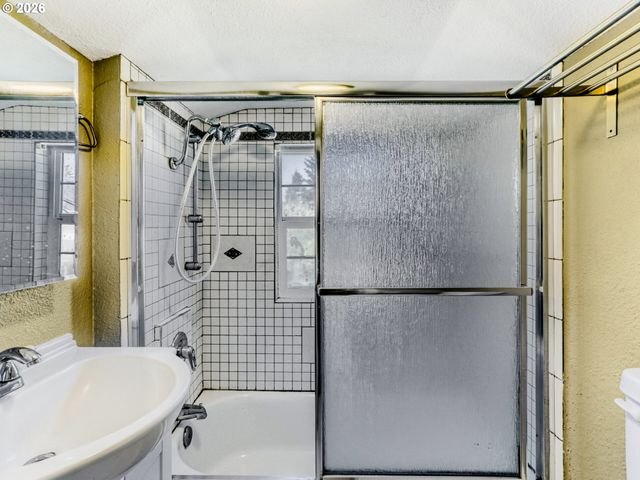 152 Ne 5TH Ave, Canby, OR 97013